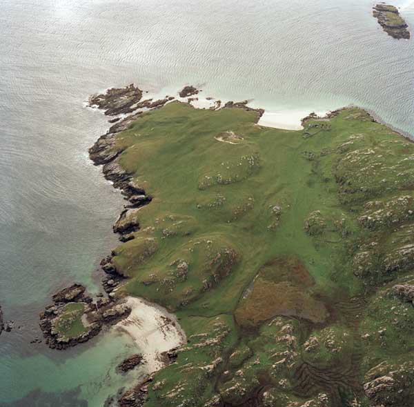 Fig. H1.7. Aerial view of the South end of Pabaigh Mòr from the north; Teampuill Pheadair is visible in the foreground above the sandy beach (SC 1093045, taken 25 Sep 2004. Crown Copyright: RCAHMS) - click for a larger image