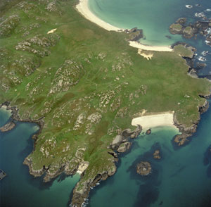 Fig. H10.5. Aerial view of Teampull Beàrnaraigh Beag and Pabanish from the south-east. The graveyard lies to the left of the beach in the centre of the photograph (SC 1093049, taken 25 Sep 2005. Crown Copyright: RCAHMS) - click for a larger image