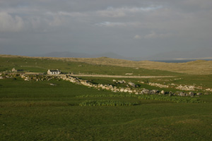 Fig. H2.10. General view of Bailenacille. Teampull Mhòire is visible at the left hand edge of the photo, behind the shepherd's house. The sharp distinction between the improved ground of the sheep farm and the dunes behind is clear; Seana Chaisteal (see below) is the prominent knoll on the skyline (J Hooper) - click for a larger image