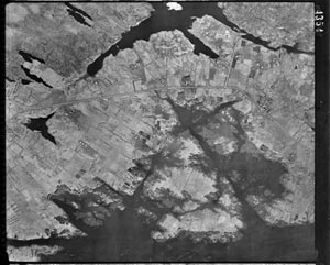 Fig. H3.4. Aerial view of Pabaigh, S.Uist (Sortie CPE/SCOT/UK 372, Frame 4354, taken 30 April 1948. Reproduced courtesy of RCAHMS (RAF Air Photographs)) - click to enlarge